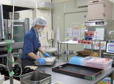調理中の公益社スタッフ