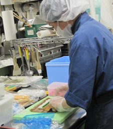 巻きずしを調理中の公益社スタッフ