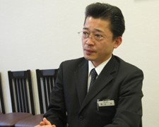 お客様に語りかける槙山