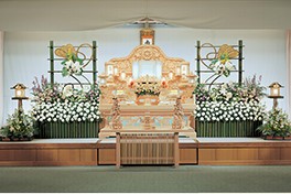両側に生花装飾を備えた祭壇