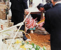 和歌山県古座川町にて座棺を埋葬する様子