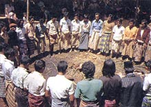 葬送歌を歌うトラジャ族の男性たち